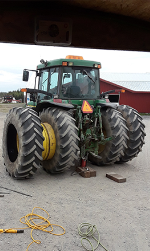 Tracteur agricole avec des pneus multiples en cours de remplacement par Pneu Mobile Rive-Sud.